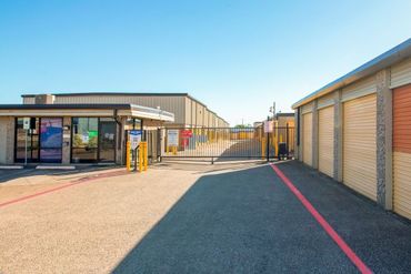 Devon Self Storage - 1606 Plantation Road Dallas, TX 75235