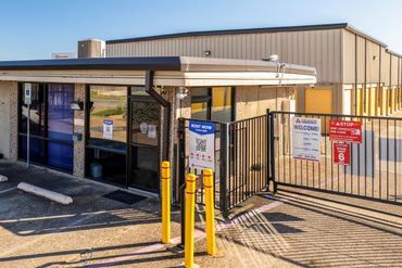 Devon Self Storage - 1606 Plantation Road Dallas, TX 75235
