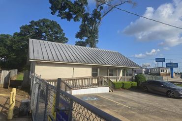 Devon Self Storage - 2888 Northeast Evangeline Thruway Lafayette, LA 70507