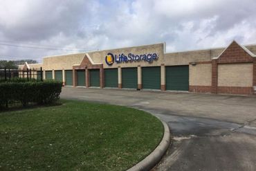 Extra Space Storage - 14102 Bay Pointe Court Houston, TX 77062